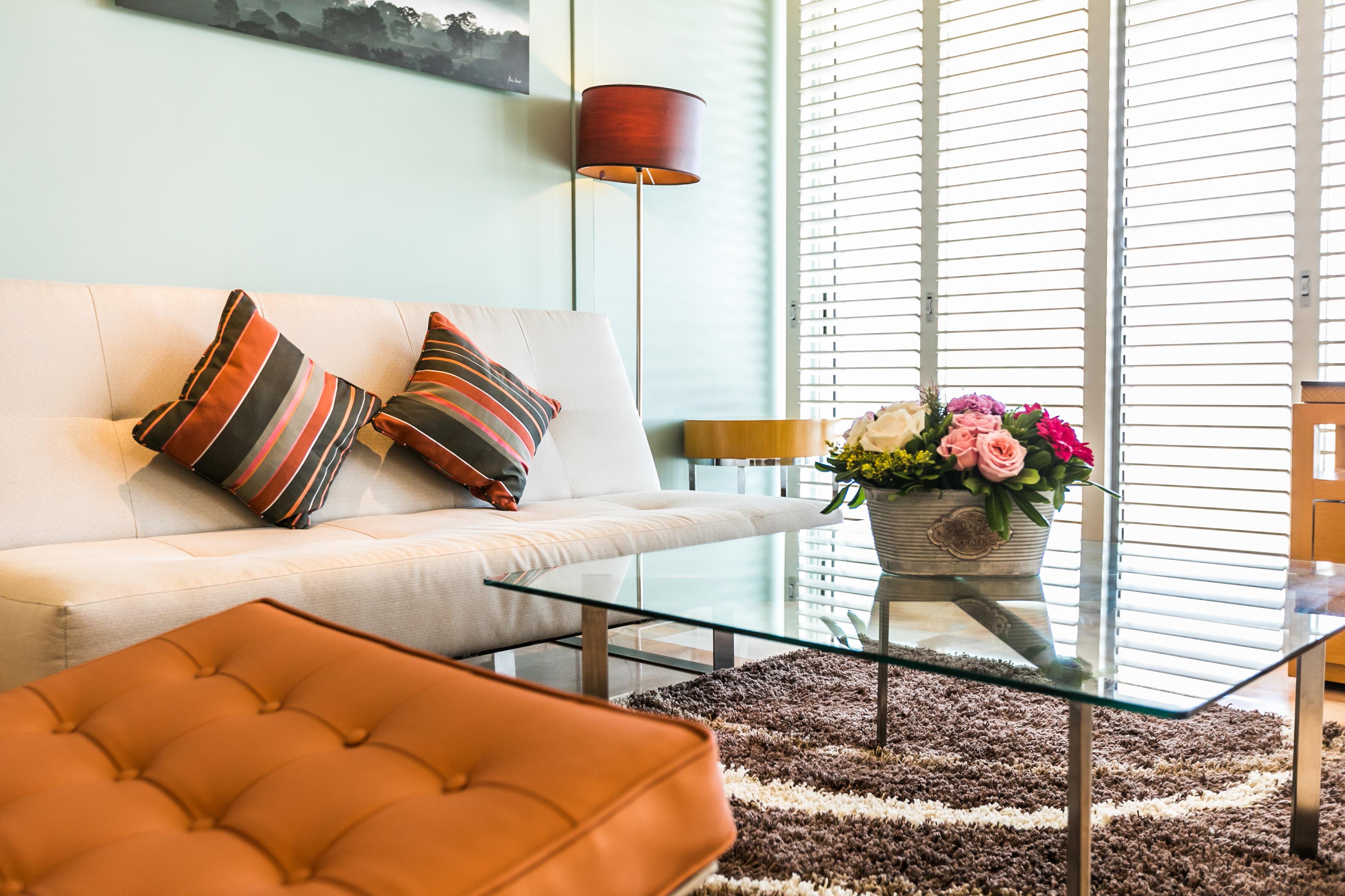 Palacio Mundo Imperial Riviera Diamante אקפולקו מראה חיצוני תמונה A living room with a sofa, ottoman, and coffee table