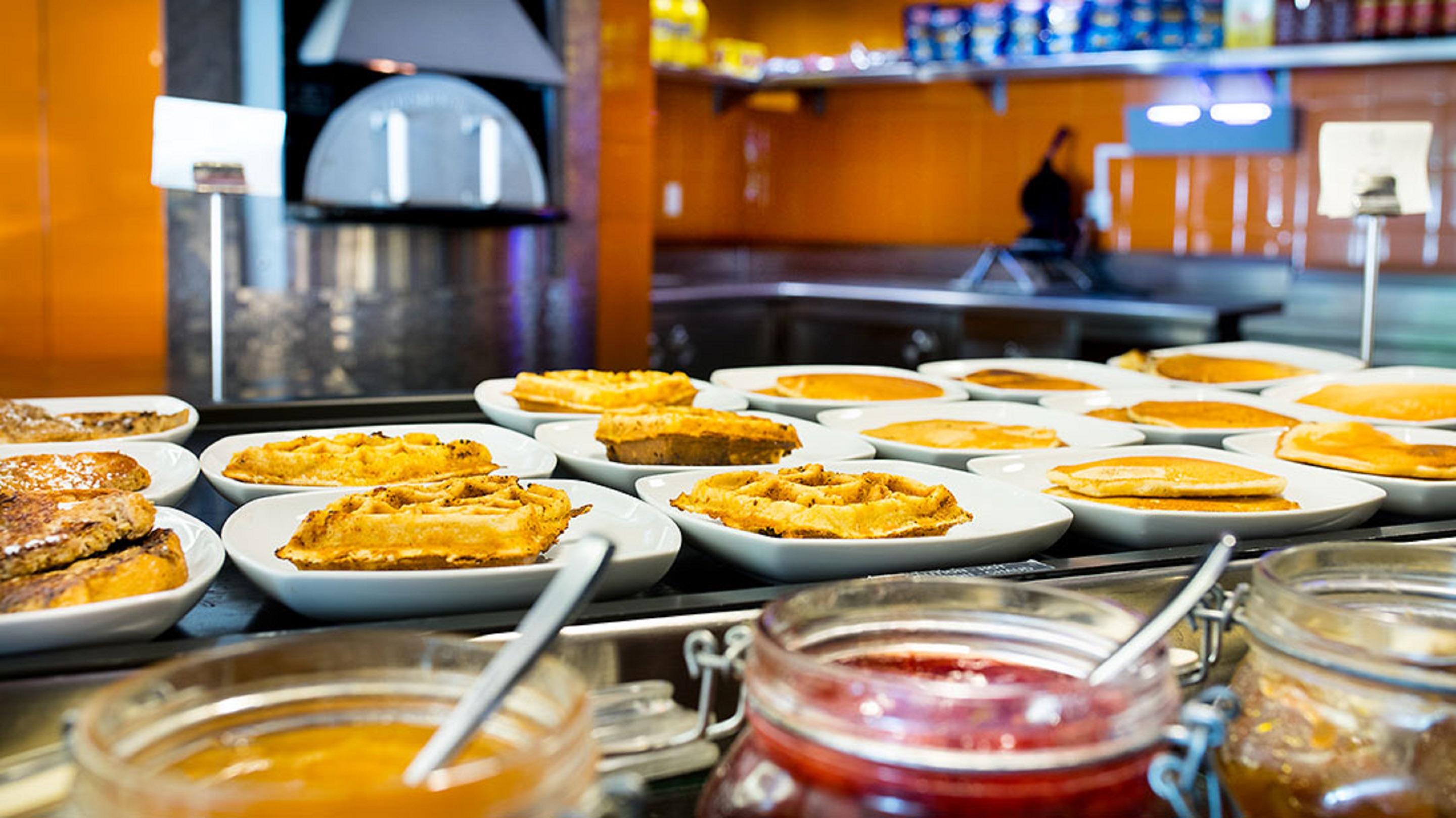 Palacio Mundo Imperial Riviera Diamante אקפולקו מראה חיצוני תמונה A buffet at a restaurant