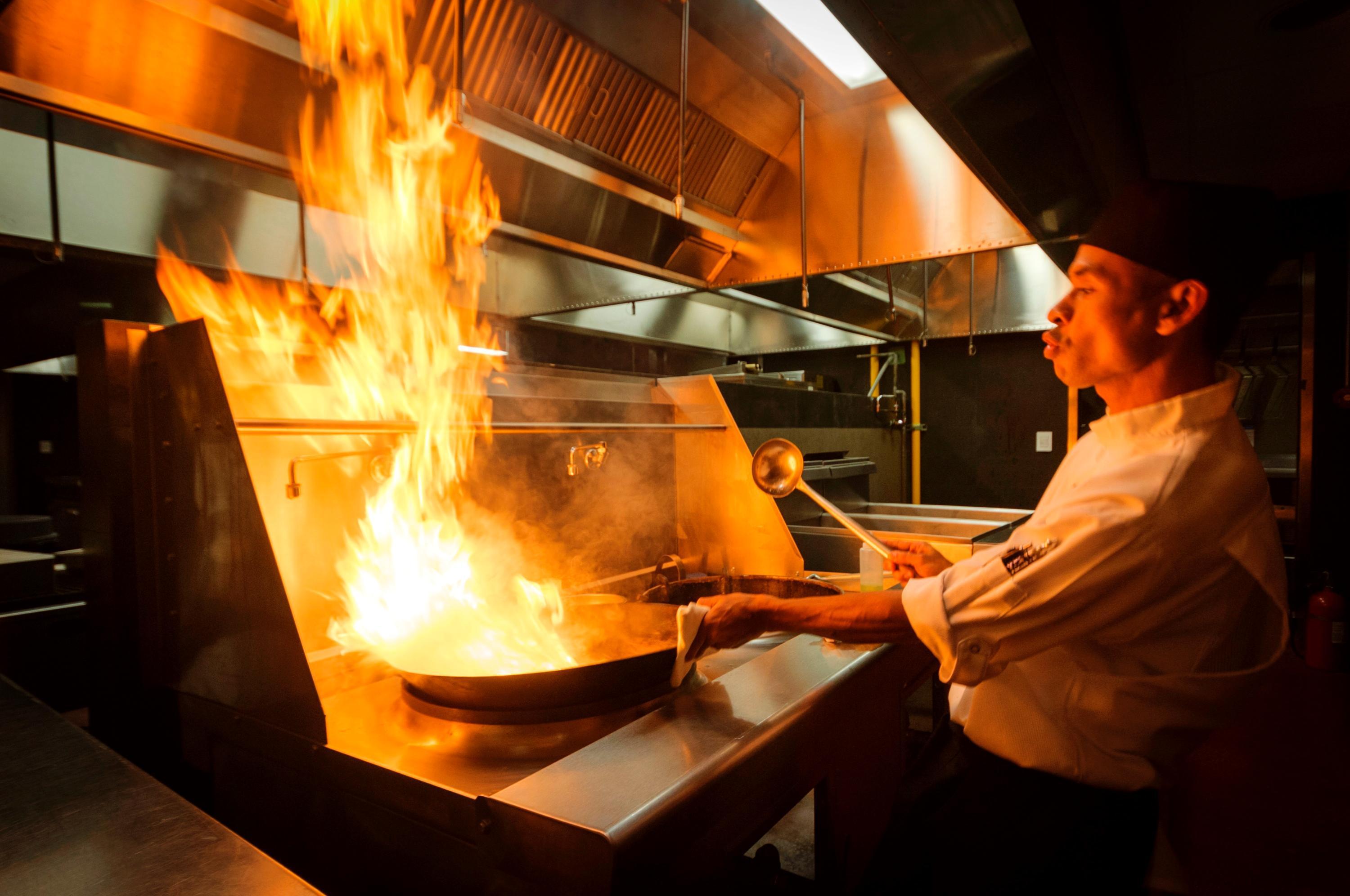 Palacio Mundo Imperial Riviera Diamante אקפולקו מראה חיצוני תמונה A chef cooking with a flaming skillet