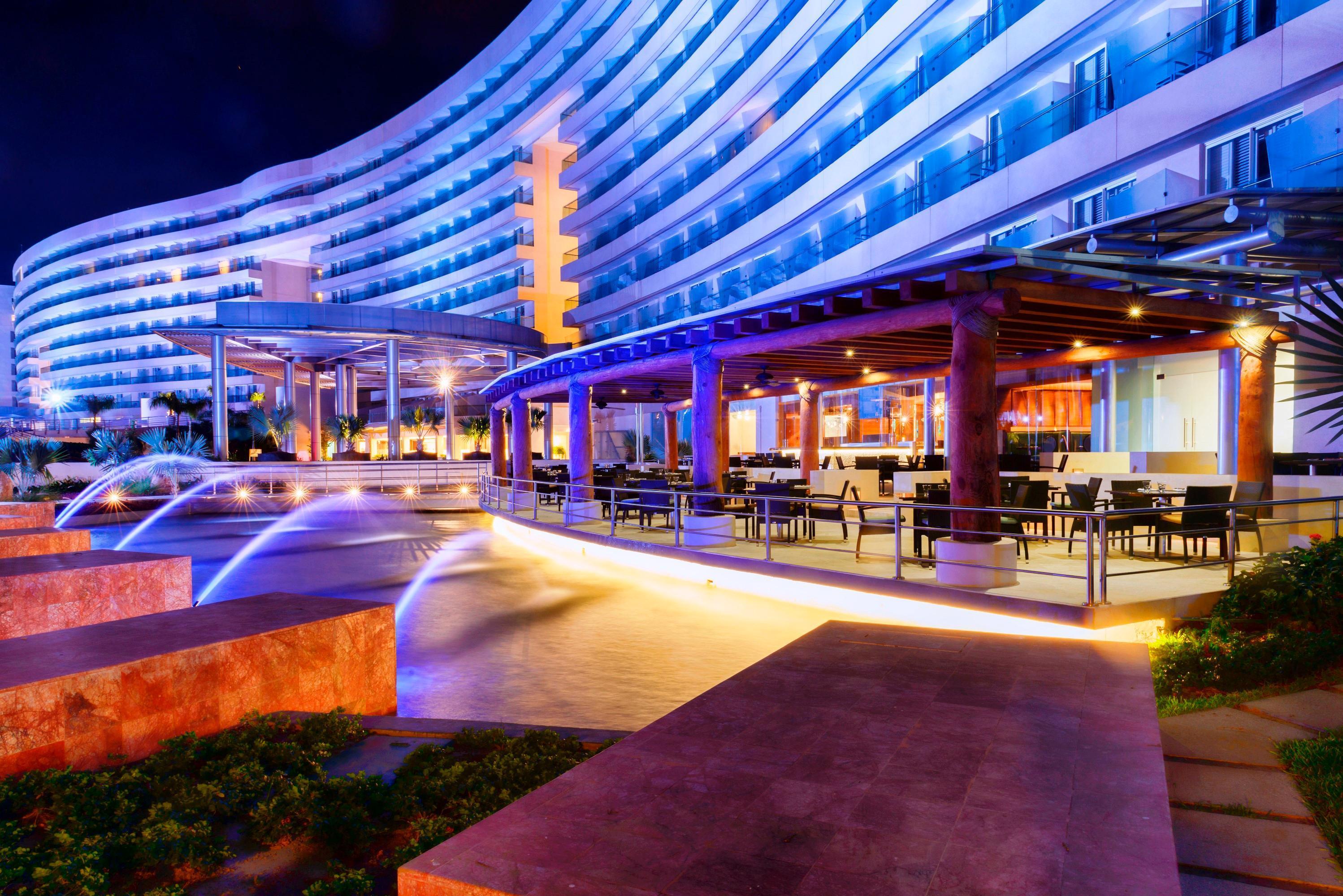 Palacio Mundo Imperial Riviera Diamante אקפולקו מראה חיצוני תמונה The resort at night