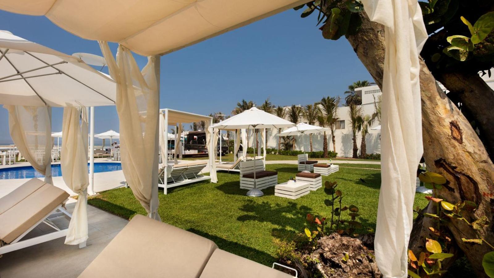 Palacio Mundo Imperial Riviera Diamante אקפולקו מראה חיצוני תמונה The resort's pool area